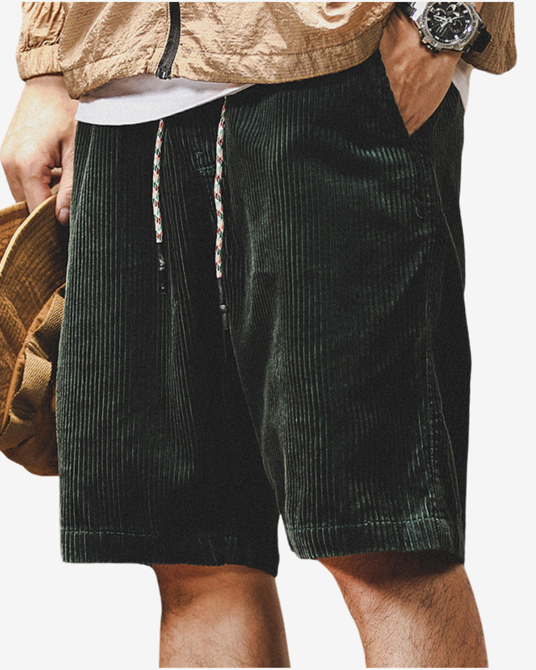 Front av moderne herreshorts med justerbar linning, perfekt for en avslappet og allsidig stil.