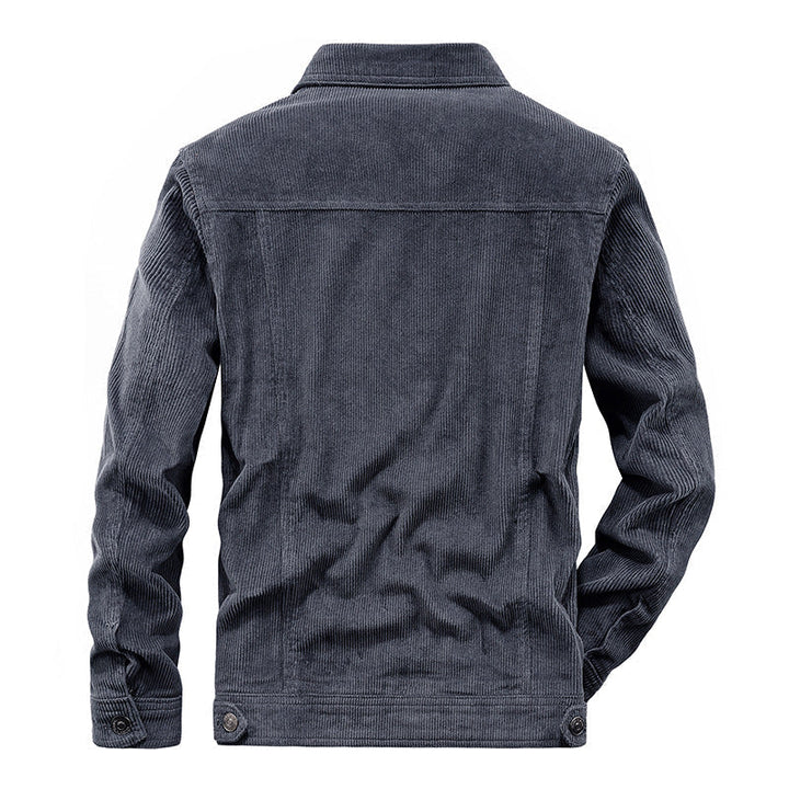Ryggdetaljer på khaki, uformell herrejakke. Viser lett og komfortabel design for alle årstider.