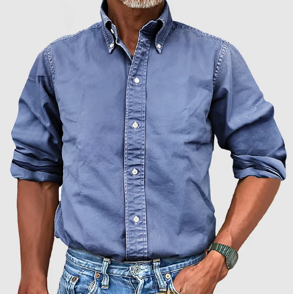 Stilig herreskjorte med lange ermer, egnet for business casual og avslappede anledninger. Klassisk design.