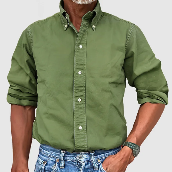 Herreskjorte langarmet, vist på modell med bukser for business casual look. Tidløs og komfortabel stil.