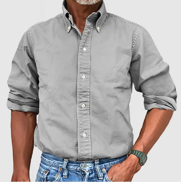 Foldet langermet herreskjorte i pustende stoff, klar for reise eller oppbevaring. Allsidig garderobe-favoritt.