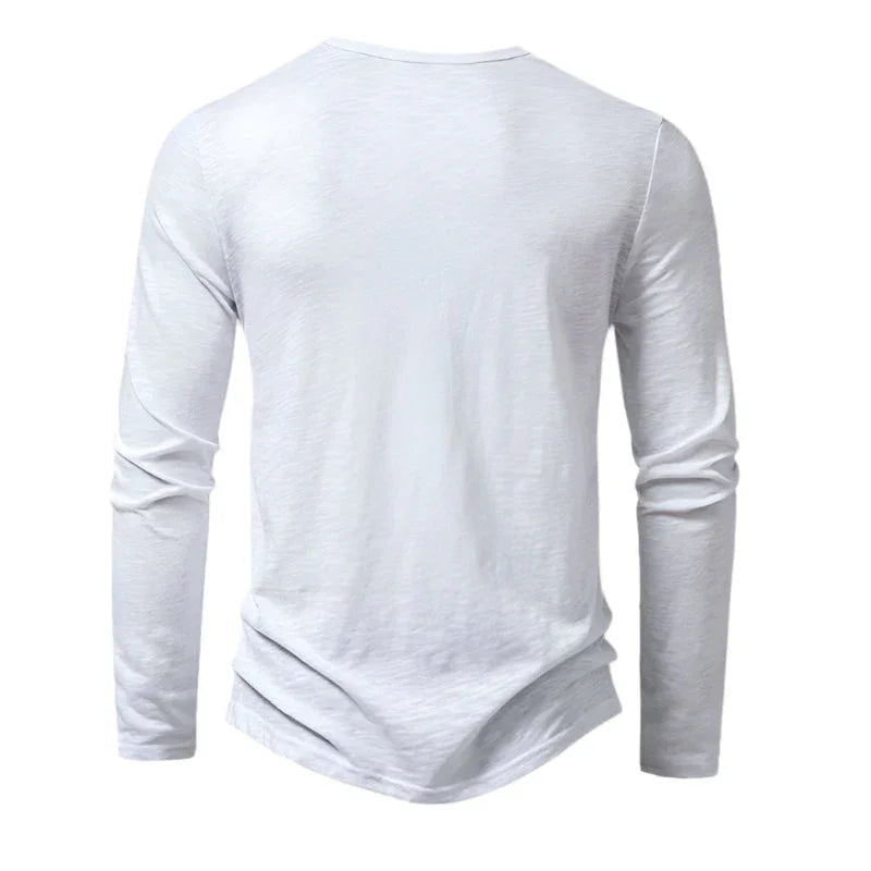 Ny herre langermet polo i bomull med moderne båndkrage. Perfekt for en oppdatert casual look med stil.