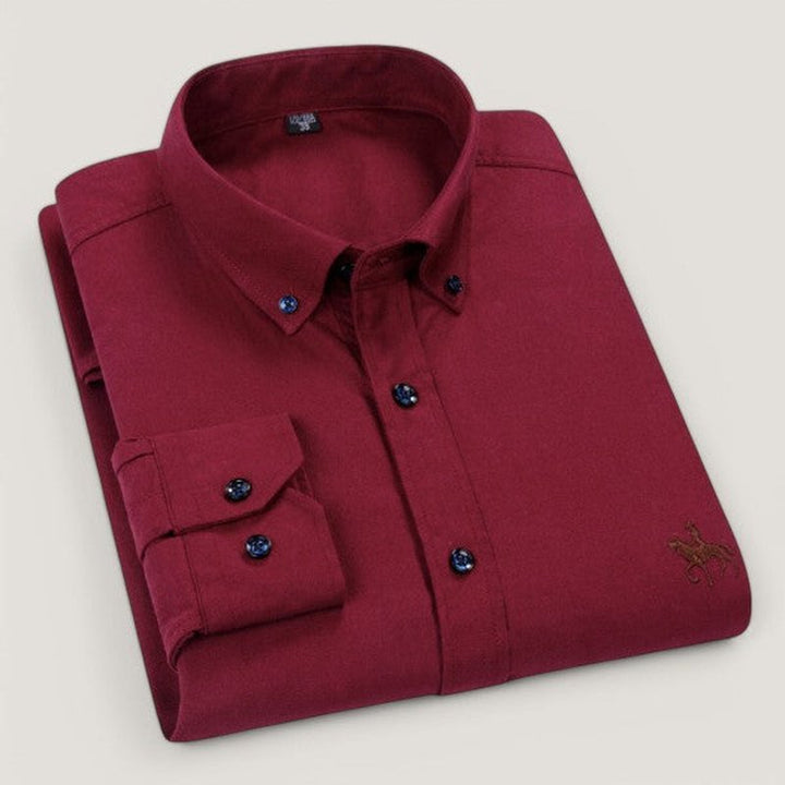 Nærbilde av klassisk herreskjorte, langermet, med pen krage og mansjetter, ideell for et stilrent antrekk.