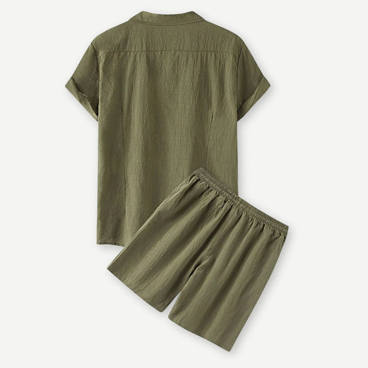 Avslappet herresett i myk linblanding. Perfekt for en komfortabel og stilig sommerlook.