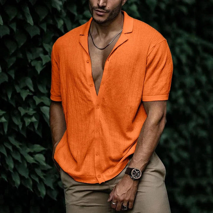 Komfortabel herreskjorte for sommer. Luftig, allsidig skjorte i herreklær for varme dager.