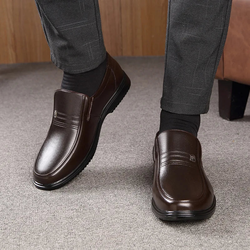 Klassiske slip-on herreloafers. Komfortable og stilfulle mokkasiner for menn, ideelle for hverdag og fest.