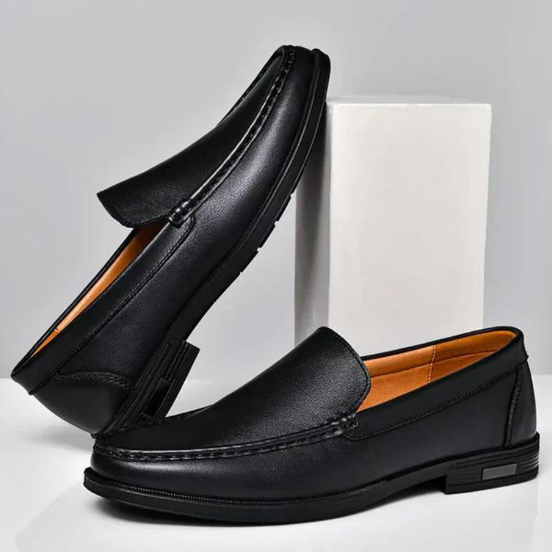 Stilige slip-on loafers med detaljerte sømmer, gir et sofistikert preg til herreantrekket.
