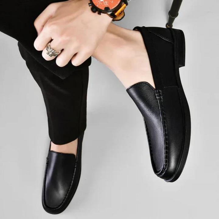 Sideprofil av klassiske brune loafers for menn, viser elegant form og solid konstruksjon.