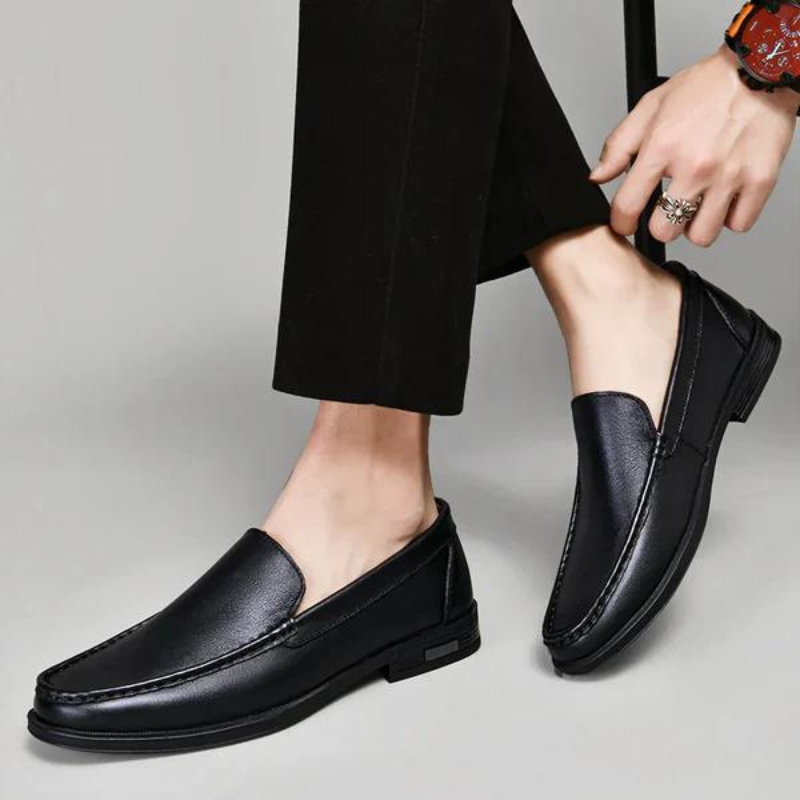 Ovenfra bilde av stilige slip-on loafers for herre, klar for enkel bruk og elegant utseende.
