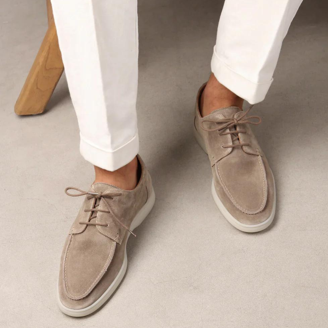 Svarte herre loafers i glatt lær med lav hæl, designet for optimal komfort og stil i hverdagen.