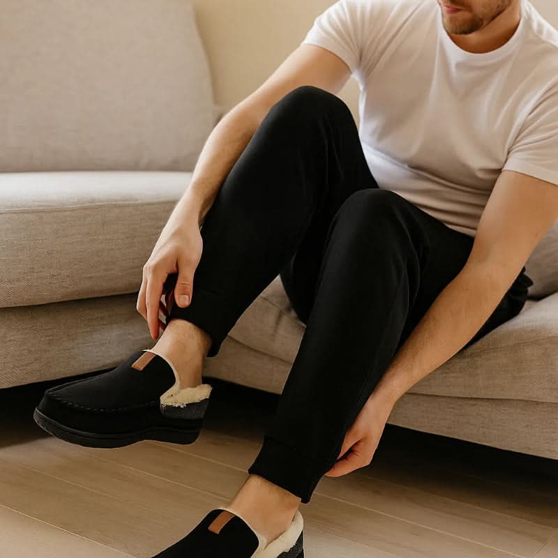 Mann bærer komfortable slip-on herre loafers, ideelle som stilige hjemmesko for kalde dager.