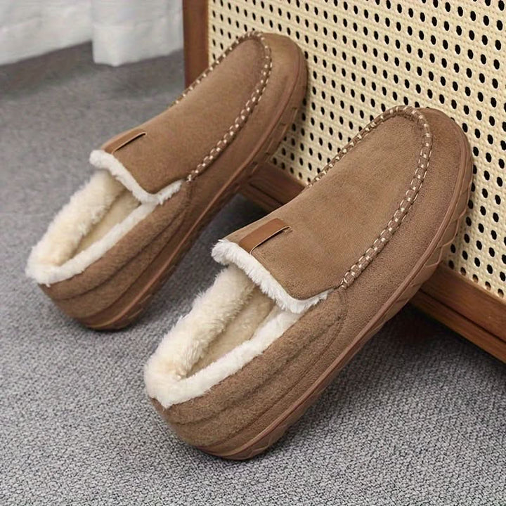 Sideprofil av varme herre loafers, en elegant og praktisk fritidssko for vinterbruk.