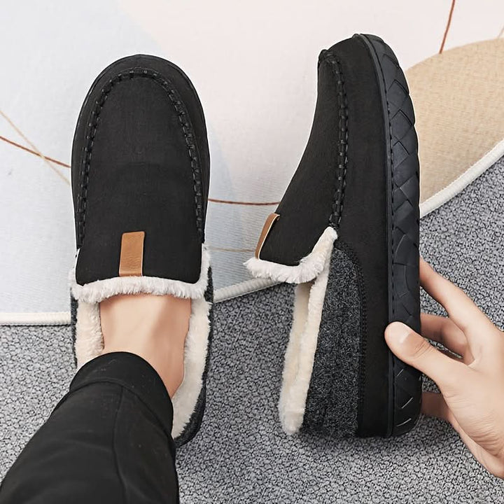 Slitesterk såle på slip-on herre loafers, designet for optimal komfort som innesko.
