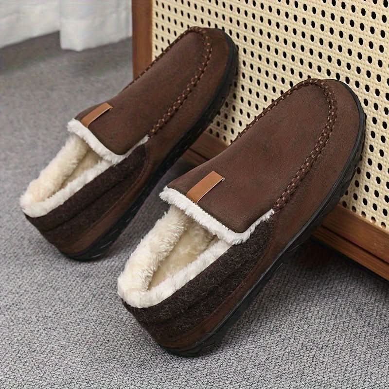 Herre vinter loafers plassert ved peisen, perfekte for koselige kvelder som varme hjemmesko.