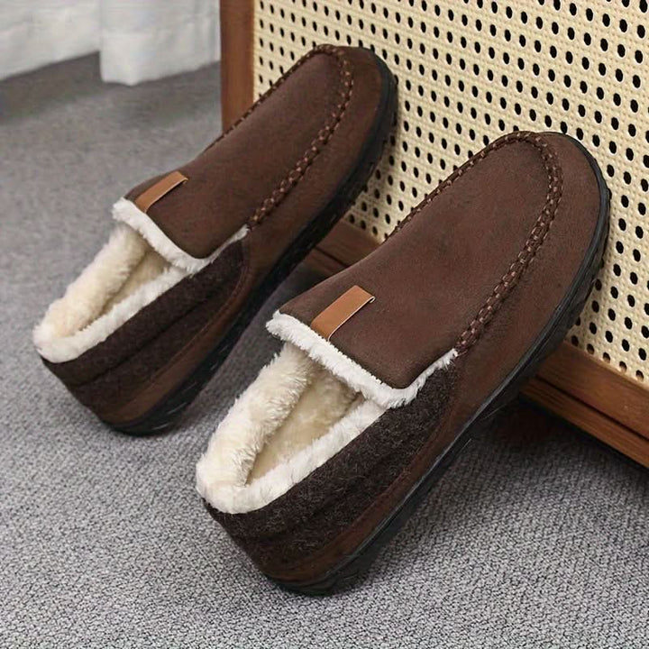 Herre vinter loafers plassert ved peisen, perfekte for koselige kvelder som varme hjemmesko.