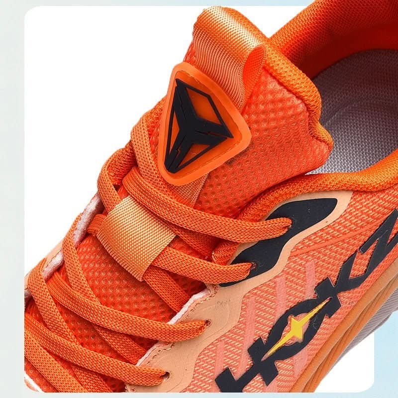 Detaljer av slitesterk yttersåle på herre løpesko, gir godt grep og demping for jogging.