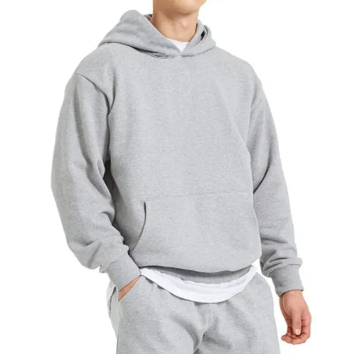Løs menns hettegenser i trendy stil for hverdagsbruk. Komfortabel fritidsgenser med justerbar hette.