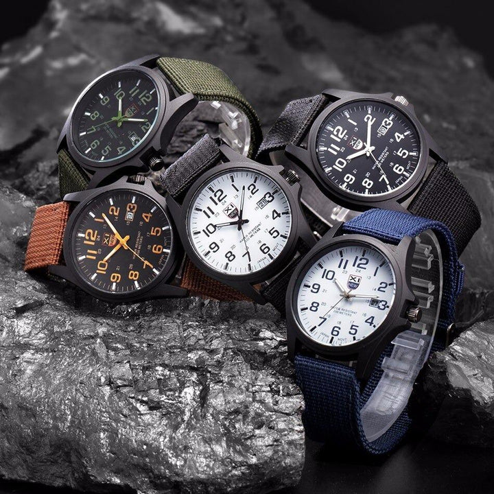 Stilfull og robust herre militærklokke med analog display. En multifunksjonell sportsklokke.
