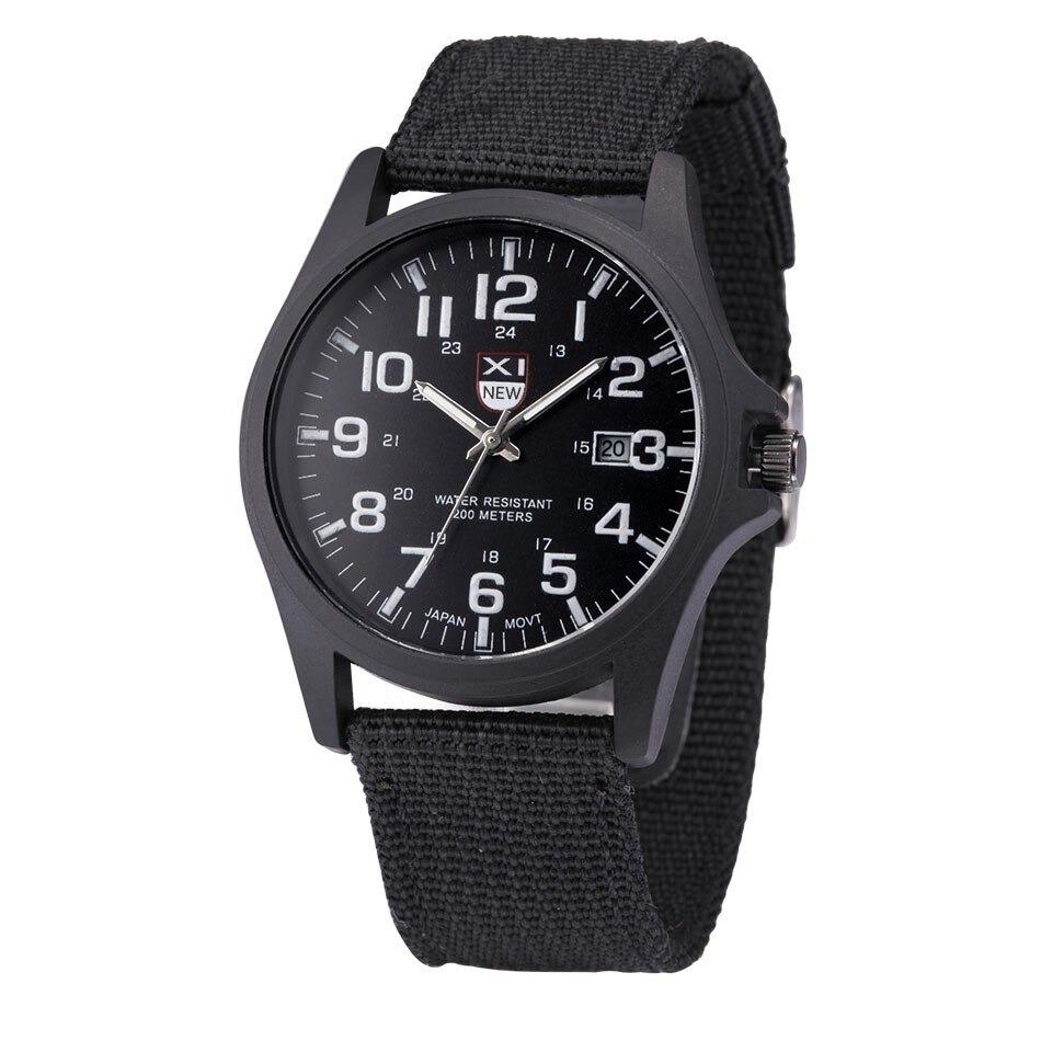 Robust herre militær sportsklokke med analog display, fremhever solid konstruksjon og vanntett design.