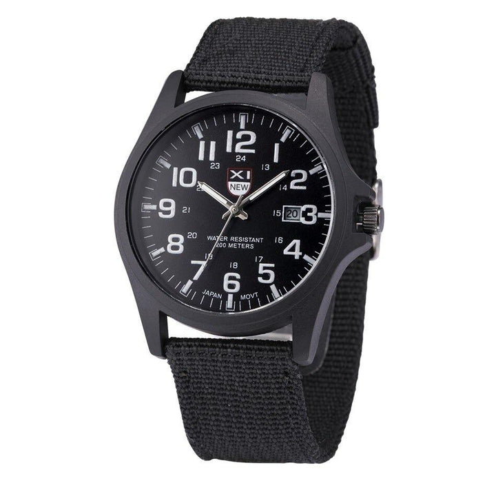 Robust herre militær sportsklokke med analog display, fremhever solid konstruksjon og vanntett design.
