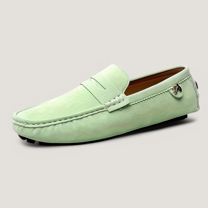Herre moccasins fra skrå vinkel. Elegante og komfortable mikrofiber sko med sklisikker gummisåle.