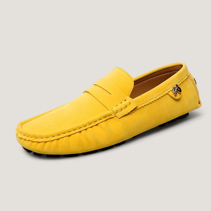 Sidevy av komfortable herre moccasins. Slip-on sko i mikrofiber med sklisikker gummisåle.