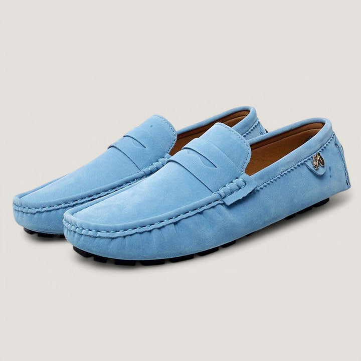 Nærbilde av mikrofiber på herre moccasins. Myke og komfortable sko med sklisikker gummisåle.
