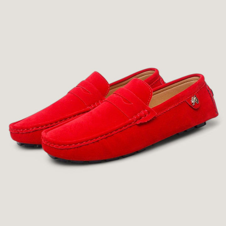 Detalj av sklisikker gummisåle på herre moccasins. Slitesterke og komfortable slip-on sko.