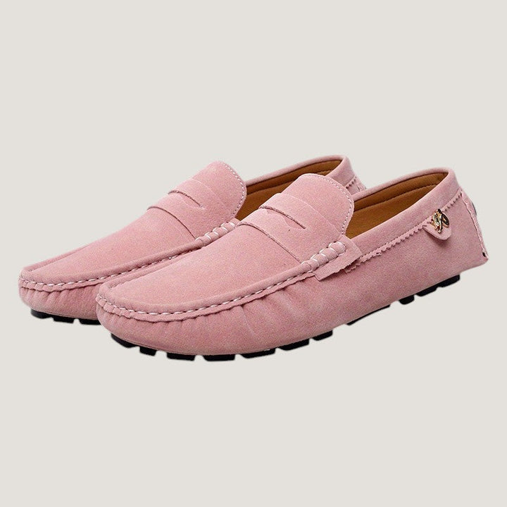 Mann bruker komfortable herre moccasins. Stilige slip-on sko med sklisikker gummisåle for casual look.