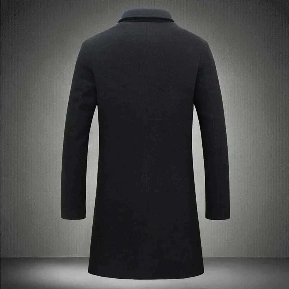 Mann iført formell, klassisk herre overfrakk. Ideell som ytterplagg for business og elegante vinterantrekk.
