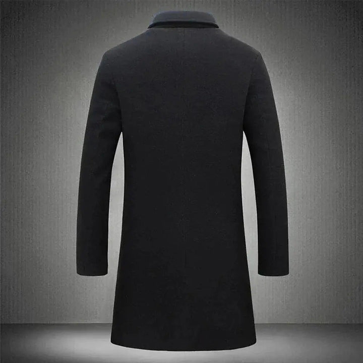 Mann iført formell, klassisk herre overfrakk. Ideell som ytterplagg for business og elegante vinterantrekk.