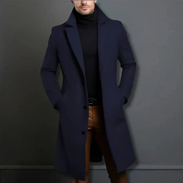 Bakside av elegant herre overfrakk, viser ren silhuett og perfekt passform. Tidløs vinterjakke for menn.