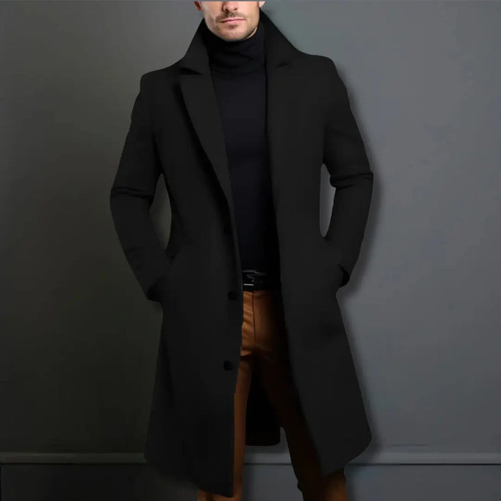 Detaljert bilde av klassisk herre overfrakk. Solid og elegant ytterplagg, ideelt for høst og vinterbruk.