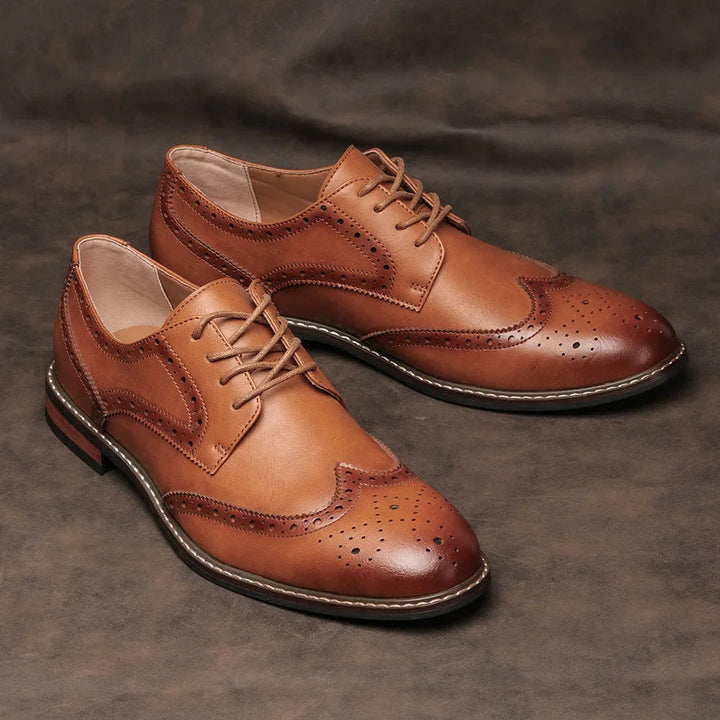 Elegante sorte wingtip brogues for herre, med snøring og tradisjonelle hullmønster for en sofistikert stil.