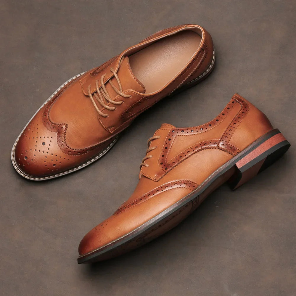 Mørkebrune Oxford dressko for herre i polert lær, med detaljerte broguesmønstre. Ideell for høst/vinter.
