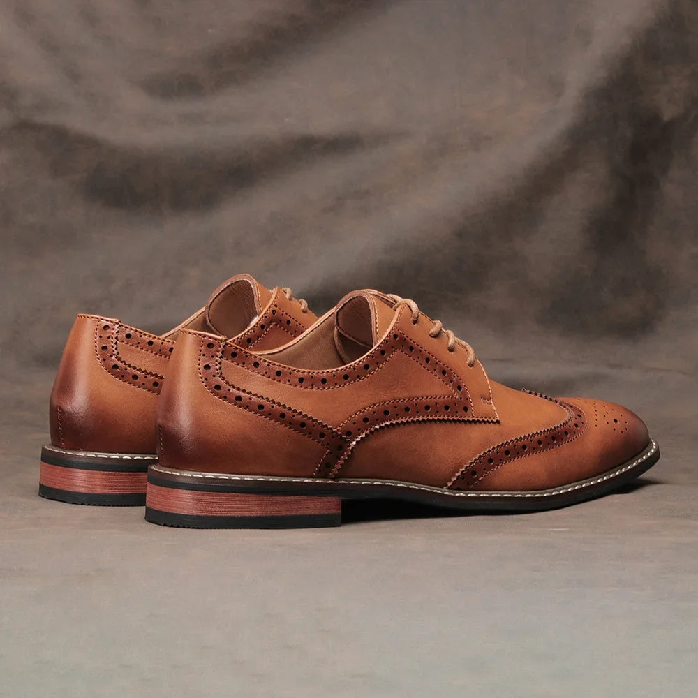 Sideprofil av en snøresko; klassisk herre Oxford brogue i svart skinn. En tidløs dressko for formelle antrekk.