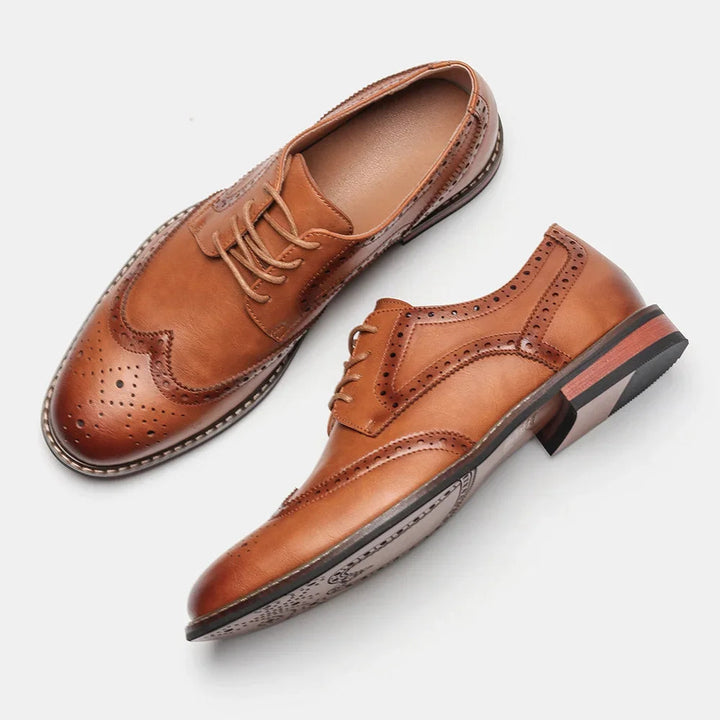Allsidige herresko: Sorte Oxford brogues som passer til både dress og smart casual. Perfekt for herremote.