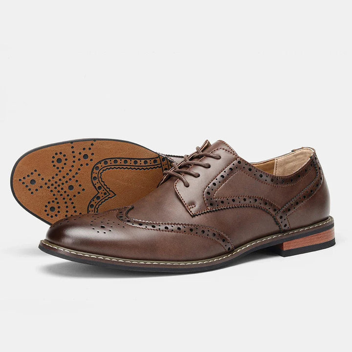 Klassiske wingtip Oxford sko for menn i brunt lær, med elegant broguesmønster. Ideell som dressko.