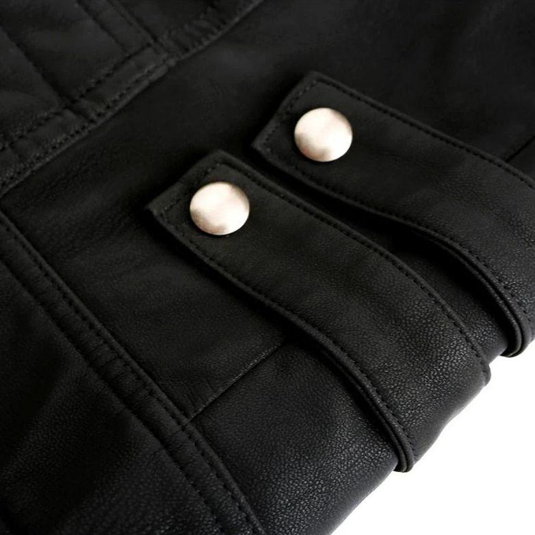 Komfortabel slim fit herrejakke med iøynefallende rød kant. En moderne og trendy utendørsjakke.