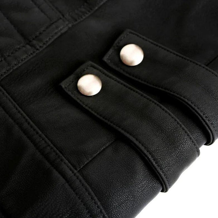 Komfortabel slim fit herrejakke med iøynefallende rød kant. En moderne og trendy utendørsjakke.