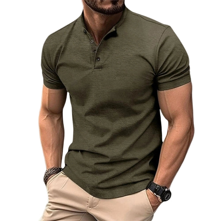 Herre poloskjorte i klassisk stil med knappekrage, perfekt for casual sommerdager og hverdag. Tidløs eleganse.