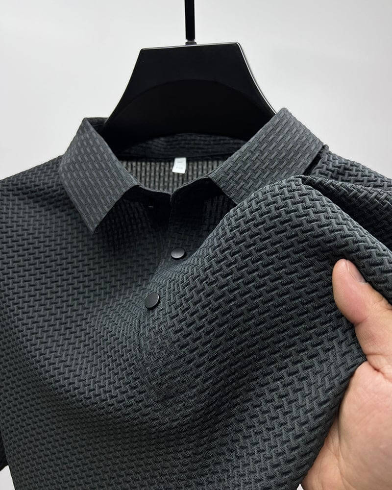 Luftig herre poloskjorte med mesh-paneler for optimal pusteevne. Ideell for varme dager, casual stil.