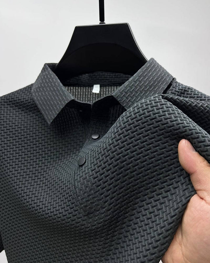 Luftig herre poloskjorte med mesh-paneler for optimal pusteevne. Ideell for varme dager, casual stil.