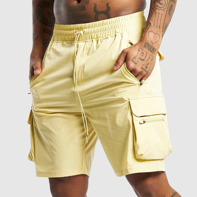 Gul fritidsshorts for menn med praktiske store lommer, komfortabel for sommeren.