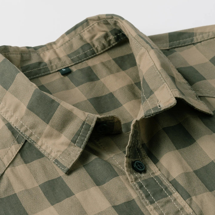 Klassisk herre rutete skjorte med brystlomme og knapper, perfekt for en elegant casual høstlook.