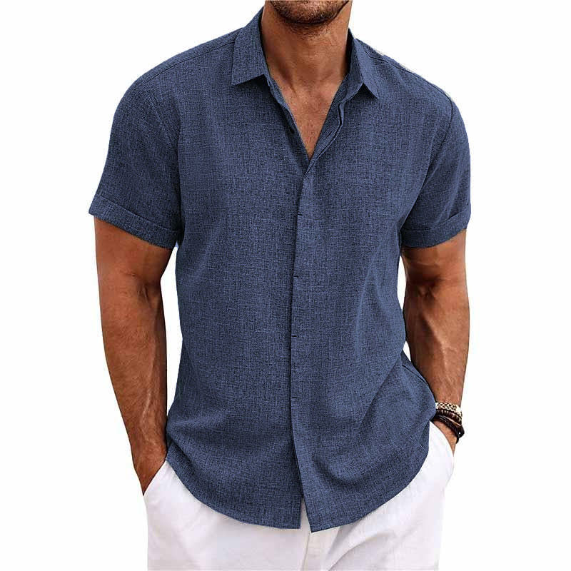 Bakvisning av herreskjorte med klassisk krage. Casual design, behagelig for sommersesongen.