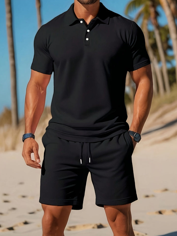 Sommerklær herre: sett med polo og shorts. Pustende ton-sur-ton design sikrer komfort og stil hele dagen.
