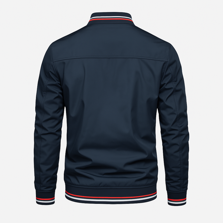 Rygg av sporty herrejakke, lett og moderne design. Komfortabel sommerjakke for menn.