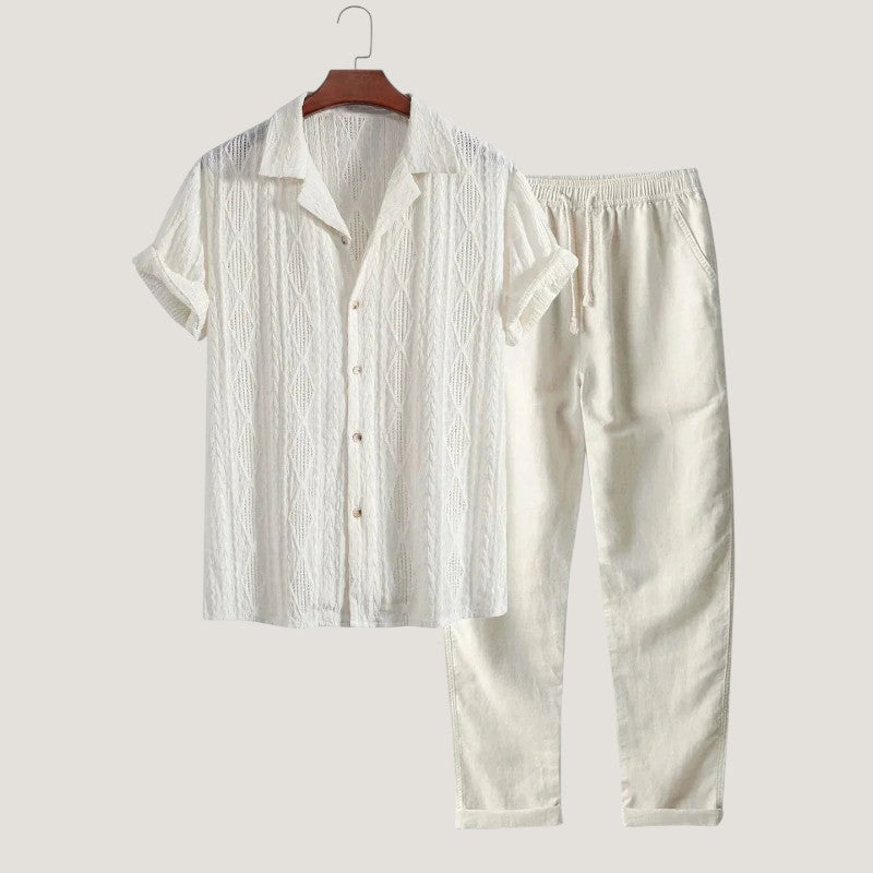 Komfortabelt todelt herresett i lin; kortermet skjorte med knapper og matchende shorts for sommeren.