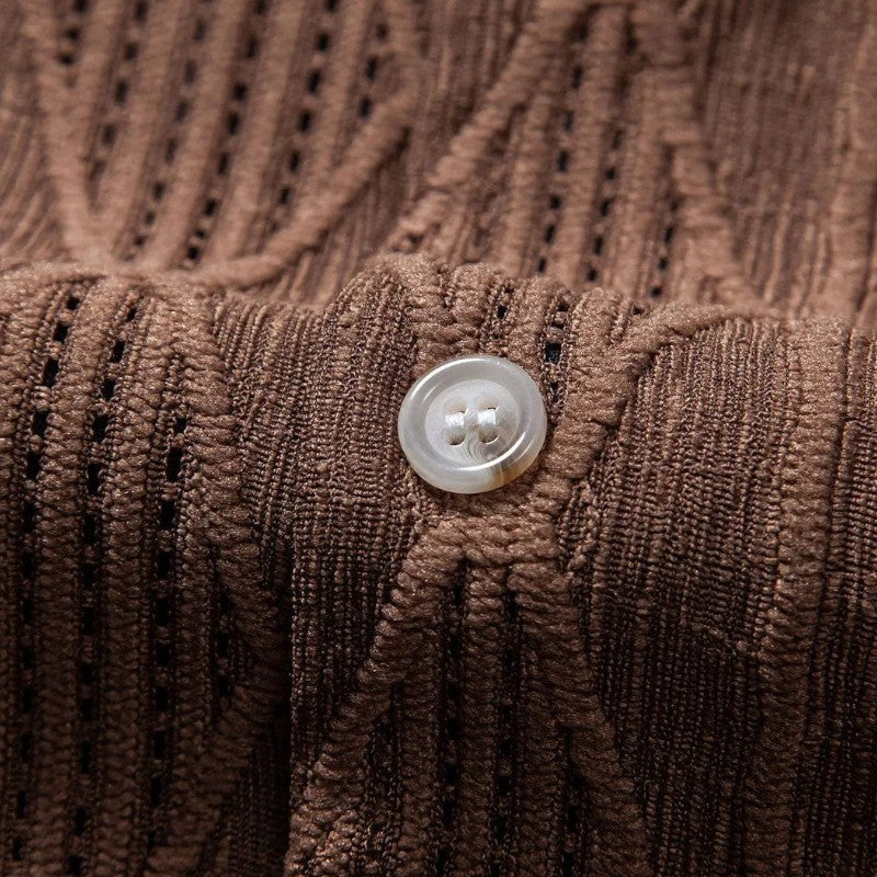 Moderne herresett i lin med kortermet skjorte og shorts for en trendy og avslappet sommerlook.